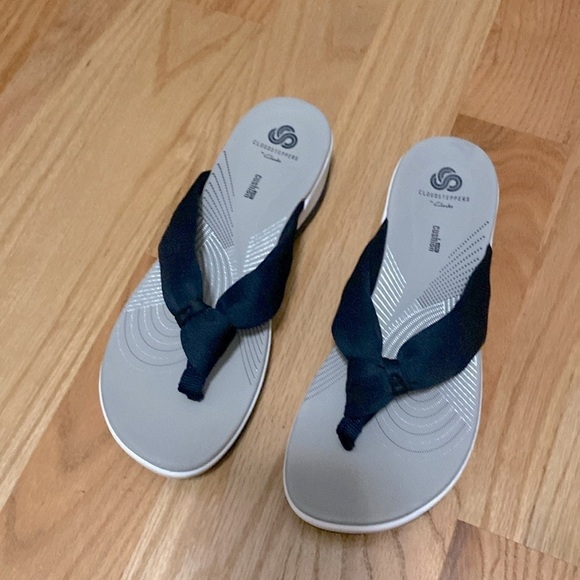 NWOT Clarks Cloudsteppers Arla Gilson Women’s Flip Flop Sandal Size 9 comfort - Picture 1 of 11